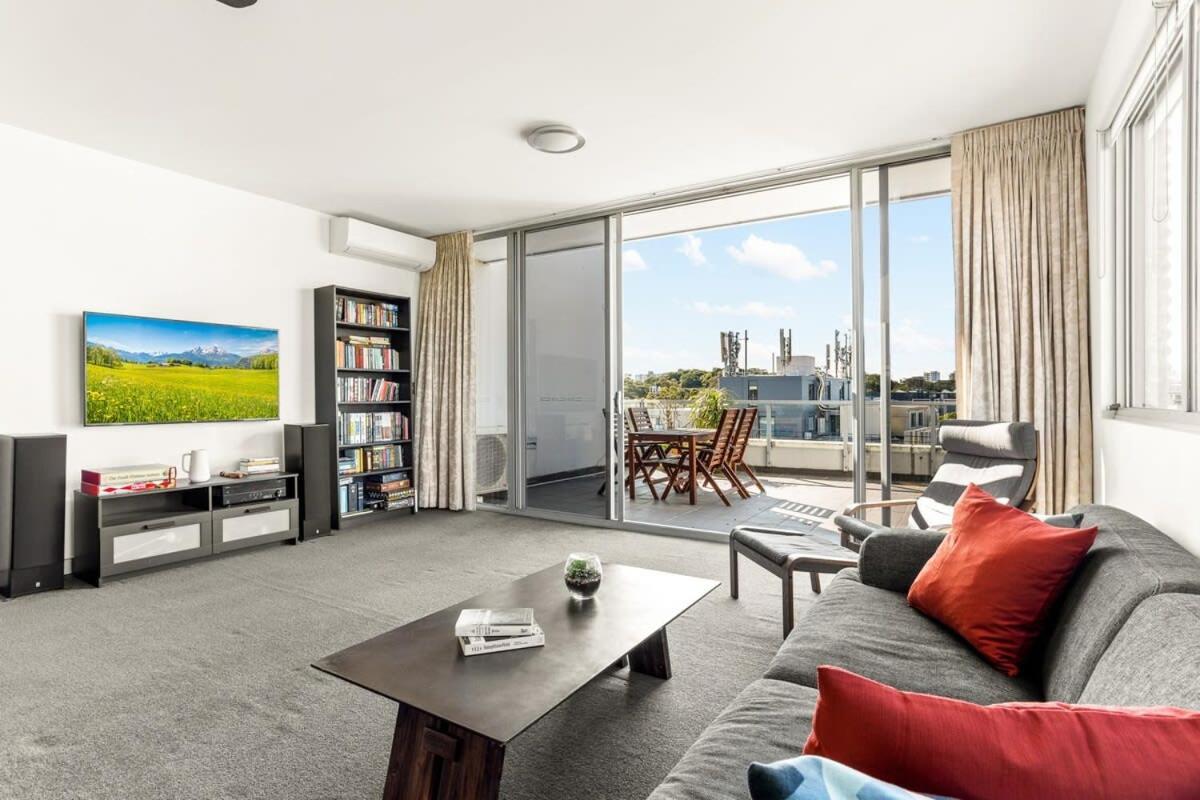 Spacious 2-bed With Two Balconies With Views Apartment Sydney